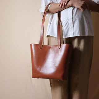 Tote Handbag in Classic Tan with Zipped Closure: Lilly