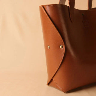 Tote Handbag in Classic Tan with Zipped Closure: Lilly
